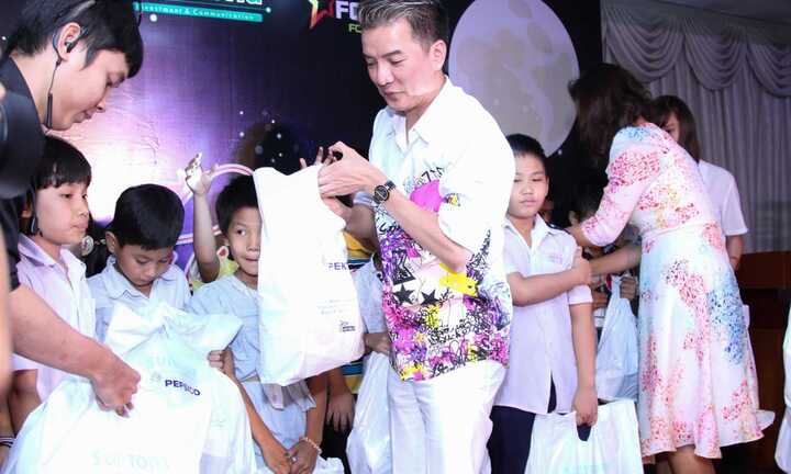 Mr Đàm cùng dàn sao chung vui cùng các em nhỏ phá cỗ trung thu