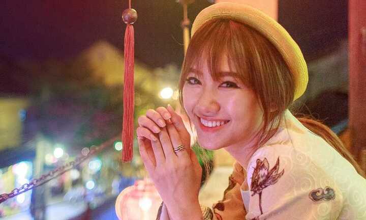 Sau loạt scandal ồn ào, Hari Won mặc áo dài cách tân đón trung thu