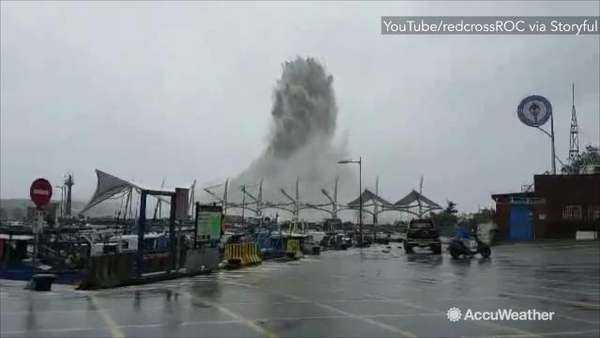 Siêu bão Meranti điên cuồng càn quét: Những hình ảnh khủng khiếp không thể tin nổi