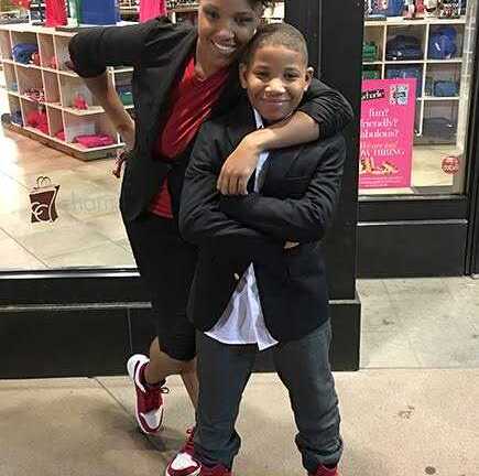 Bé trai 8 tuổi mở tiệm bánh kiếm tiền mua nhà cho mẹ đơn thân