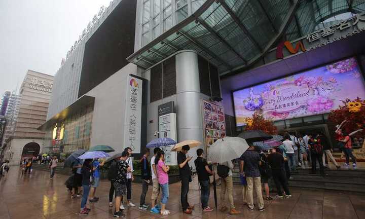 Dân Trung Quốc đội mưa xếp hàng mua iPhone 7