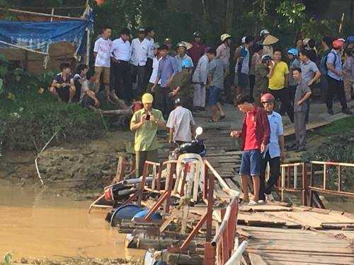 Hai xe đâm nhau trên cầu phao, 1 người chết, 1 người mất tích