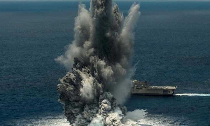 Video: Chiến hạm Mỹ 'gồng mình' hứng 4,5 tấn thuốc nổ