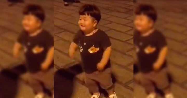 Cậu bé đáng yêu nhún nhảy giữa phố 'đốn tim' cộng đồng mạng