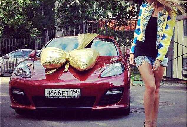 Chân dài lái siêu xe chạy siêu tốc trên đường của Putin là ai?