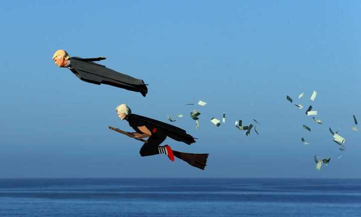 'Hillary' cưỡi chổi, 'Trump' rải tiền khi bay lượn trên trời