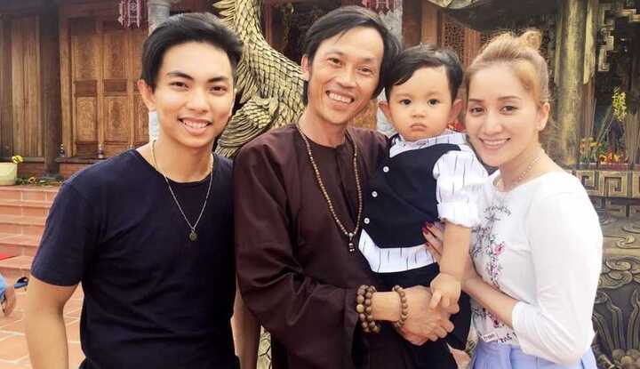 Khánh Thi - Phan Hiển đưa con tới nhà thờ Tổ 100 tỷ của Hoài Linh