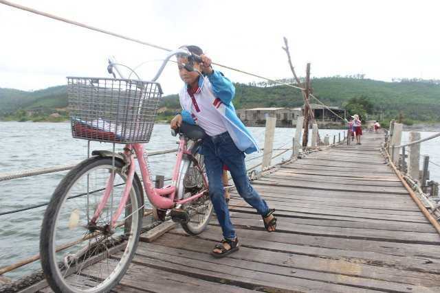 Dân trong 'ốc đảo' phó mặc sự sống cho chiếc cầu mục nát