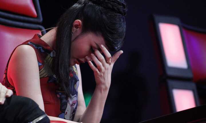 Vì sao Đông Nhi khóc nức nở trên sóng truyền hình trực tiếp?