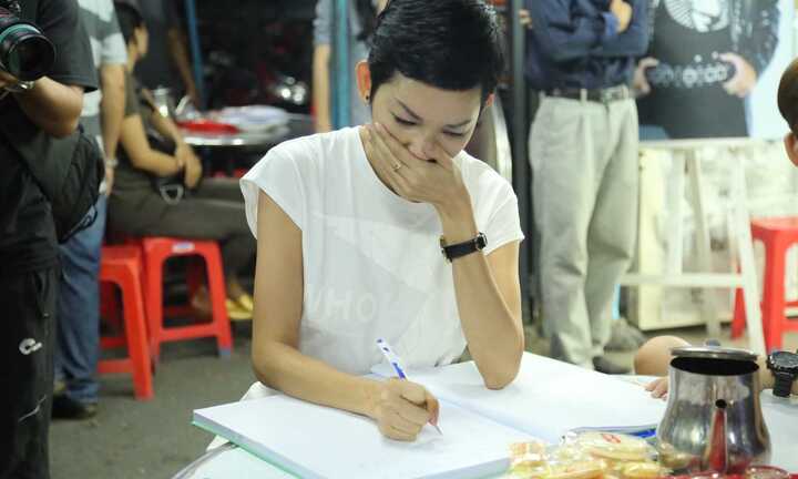 Xuân Lan, Huỳnh Đông tới viếng Minh Thuận ngay trong đêm