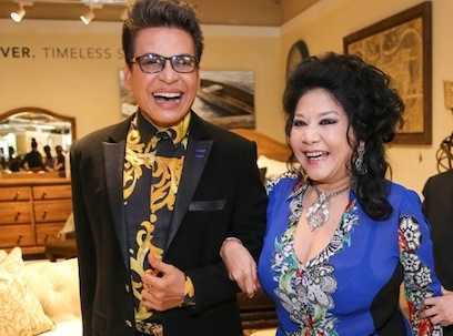 Thanh Bạch và vợ đại gia tay trong tay, hạnh phúc như vợ chồng son