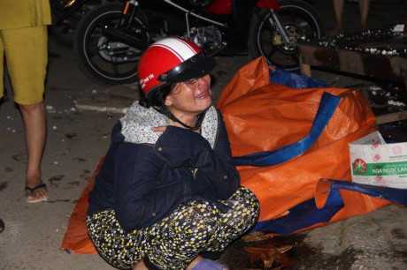 Cháy chợ ở Hà Tĩnh: Tiểu thương khóc ngất nhìn tài sản chôn vùi trong biển lửa