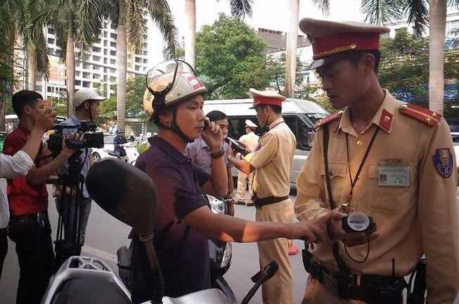Bị CSGT yêu cầu đo nồng độ cồn, tài xế gọi cho vợ ‘câu giờ’