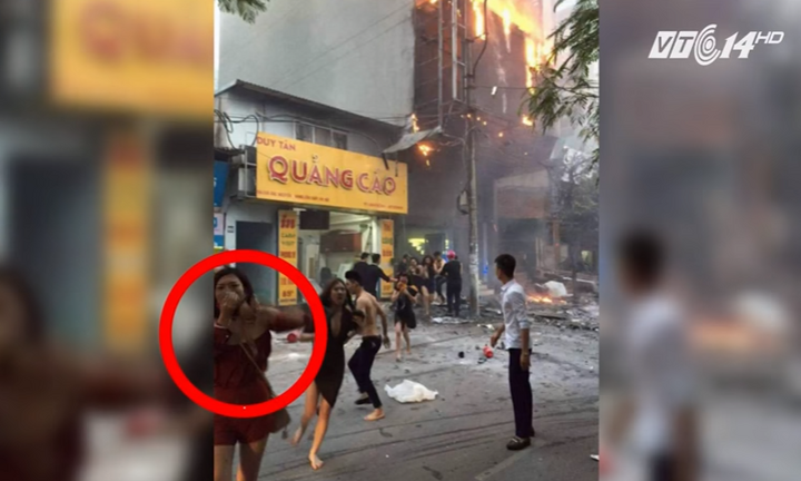 Cô gái cởi áo ngực bịt mũi chạy thoát khỏi đám cháy: Sao lại xôn xao tranh cãi làm gì?