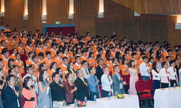 Diễn viên Mai Thu Huyền xuất hiện trong lễ khai giảng khiến sinh viên thích thú