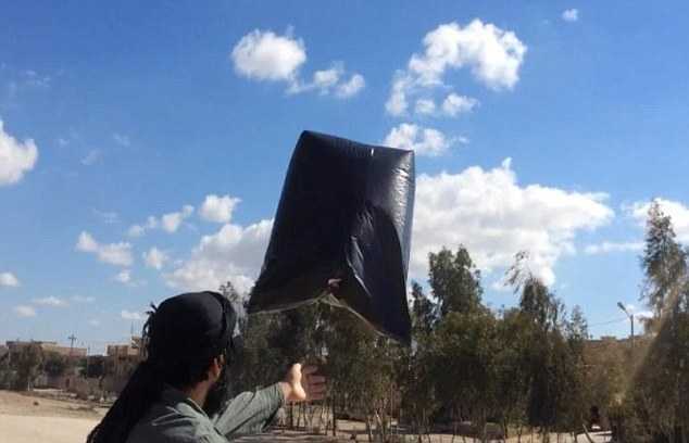 IS chế tạo 'bom bay' diệt phi cơ Mỹ từ túi ni lông