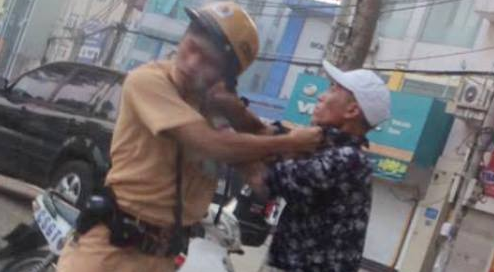 Kẻ xăm trổ túm áo, đánh tới tấp chiến sỹ CSGT Hà Nội