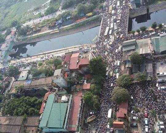 Ảnh: Dòng người chen chúc, 'không thể nhích nổi' giữa Thủ đô