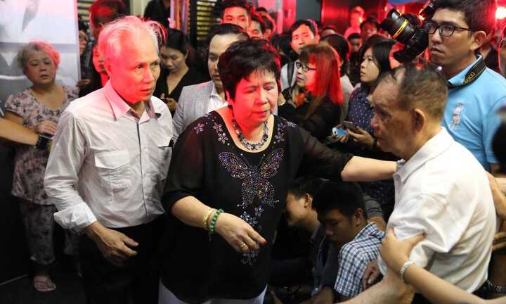 Bố và mẹ nuôi khóc nức nở khi tiếng hát của Minh Thuận cất lên