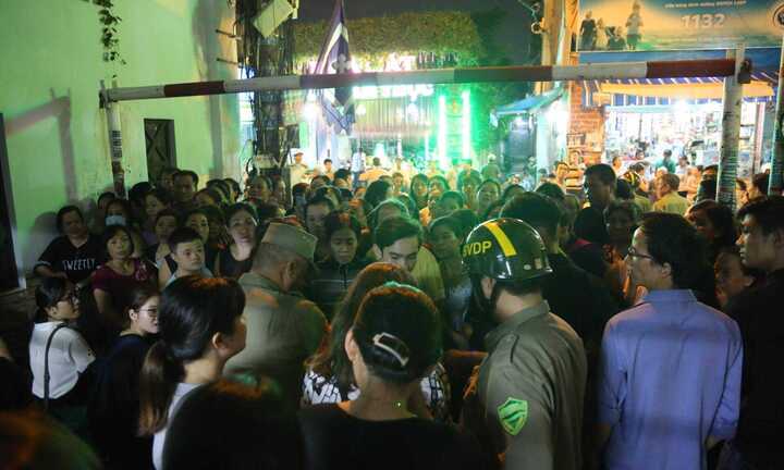 Biết tin nghệ sĩ đến hát vĩnh biệt Minh Thuận, người dân hiếu kỳ chen lấn phản cảm