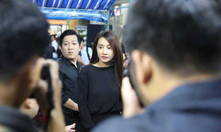 Trường Giang – Nhã Phương ‘vất vả’ vượt đám đông vào dự tang lễ Minh Thuận