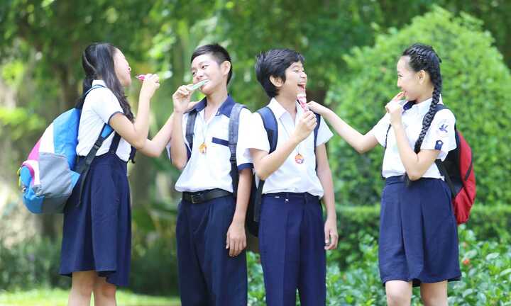 Zoom cận cảnh dây đeo đa năng đang làm mưa làm gió trên những chiếc cặp của giới học trò