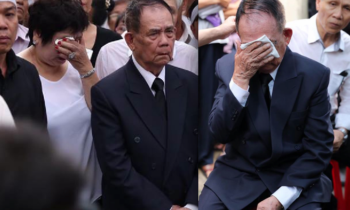 Bố Minh Thuận lặng thinh đau đớn giữa dòng người tiễn biệt con trai