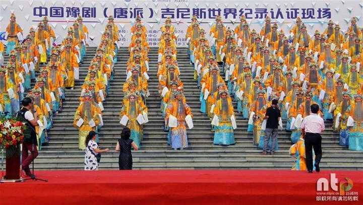 Video: Hàng trăm người tụ tập mặc long bào, hát opera Trung Quốc