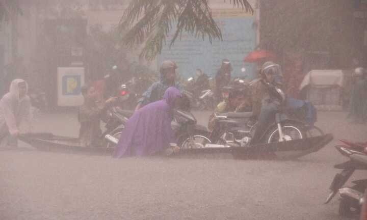 Cố đô Huế chìm trong biển nước, dân chèo xuồng trên phố