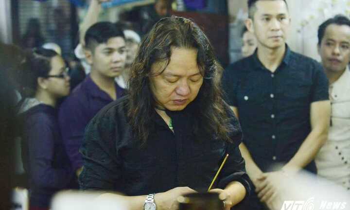 Nhật Hào về giữa cơn mưa như trút, bật khóc khi nhìn di ảnh Minh Thuận