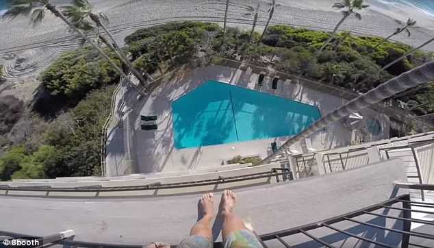 Thanh niên liều mạng 'gieo mình' xuống bể bơi từ tầng 5 khách sạn