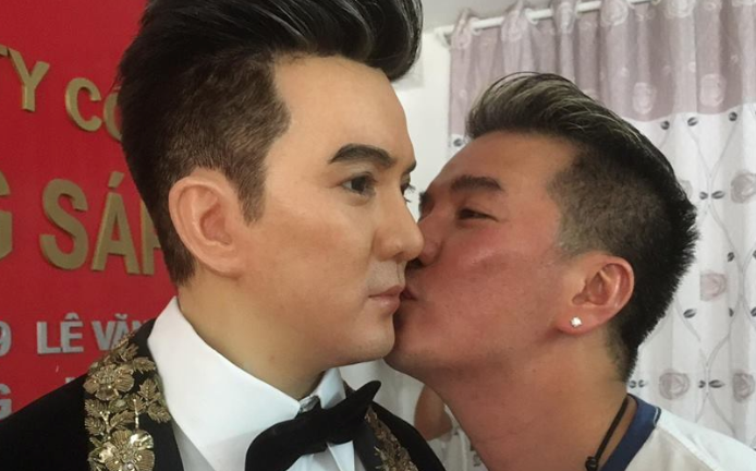 Đàm Vĩnh Hưng hôn 'em trai sinh đôi' gây 'sốc'