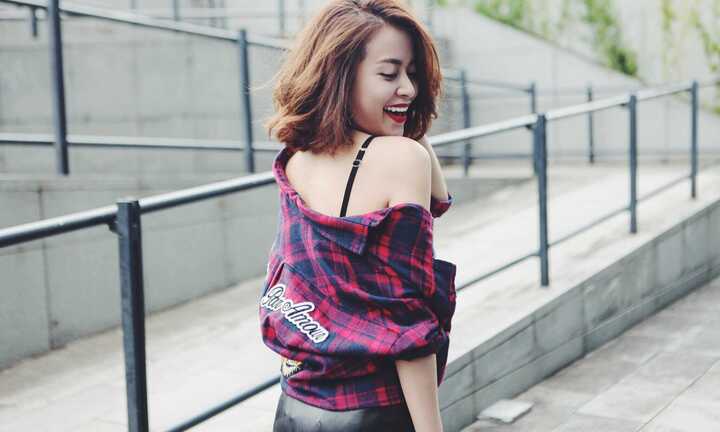 Hoàng Thùy Linh vai trần quyến rũ xuống phố