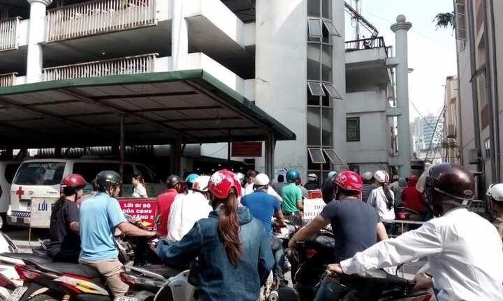 Người dân phát khóc vì không gửi được xe: Bệnh viện Bạch Mai xin lỗi