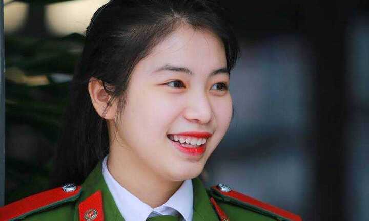 Nữ sinh cảnh sát 'bay người' kẹp cổ 3 nam thanh niên được thăng hàm vượt cấp