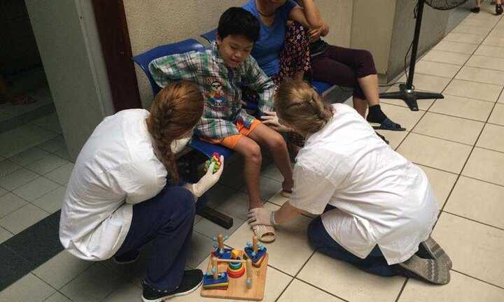 Nữ sinh Đan Mạch xinh đẹp quỳ xuống nâng niu bệnh nhân nhí ở Bạch Mai