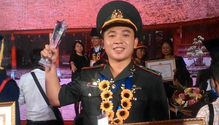 Thủ khoa Học viện Biên phòng: 'Ở đâu có ánh sáng là ở đó có thể học'