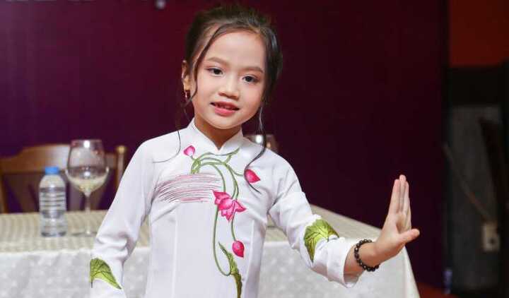 'Ca nương 6 tuổi' Tú Thanh xác lập kỷ lục Guiness Việt Nam