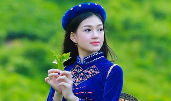 Ngắm nữ sinh Hà thành xinh đẹp khoe sắc bên đồi chè