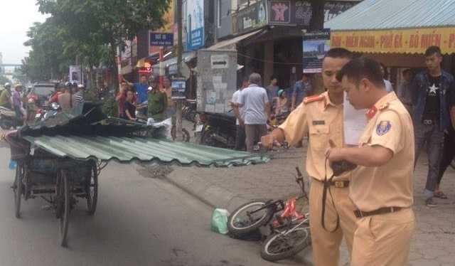Tông vào xích lô 'máy chém' bên đường, một bé trai nguy kịch