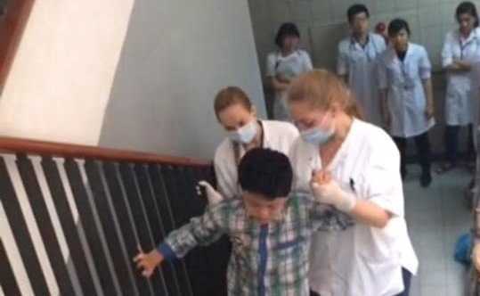 Xem nữ sinh Đan Mạch quỳ gối chăm bệnh nhân, có ai thấy xấu hổ?