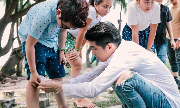 Noo Phước Thịnh đổi nghề làm ‘bảo mẫu’ chăm trẻ