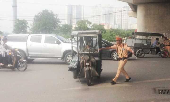 Bị CSGT Hà Nội truy quét, tài xế ‘kéo lê máy chém’ định bỏ trốn, 'cầu cứu' người thân