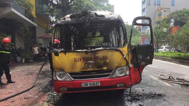 Clip xe buýt bốc cháy, phát nổ trên đường Lạc Long Quân, Hà Nội