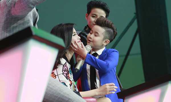Học trò Noo Phước Thịnh ‘gây sốt’ khi lém lỉnh hôn Đông Nhi