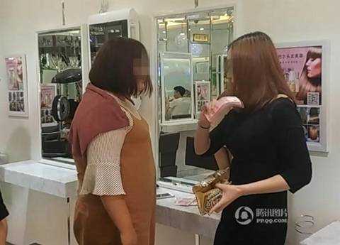 Không được đổi chỗ, khách nữ ném cả xấp tiền đòi mua cửa hàng