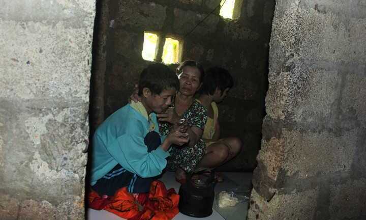 Tận cùng nỗi đau bà mẹ xây 'phòng giam' nhốt ba đứa con tâm thần