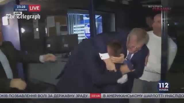 Video: Nghị sỹ Ukraine 'tẩn' nhau như trên võ đài