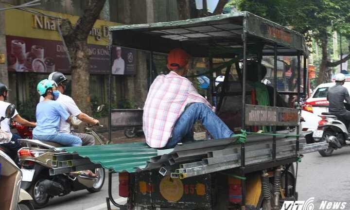Bé trai tông vào xích lô 'máy chém': CSGT cũng phải có trách nhiệm