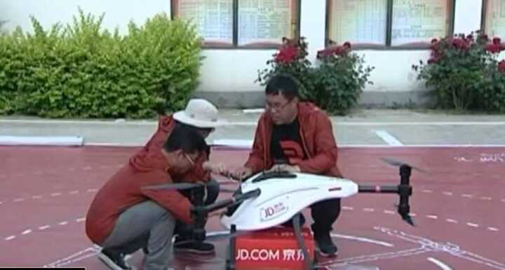 Các công ty vận chuyển Trung Quốc dùng máy bay không người lái để giao hàng